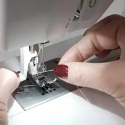 Automata tűbefűző a varrógépen